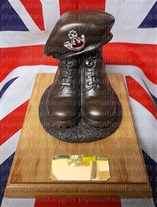 Light Infantry Regiment Presentation Boot & Beret Figure Light Oak base